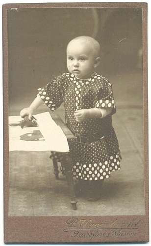 Süßes, kleines MÄDCHEN mit Spielzeugschäfchen, von ca. 1910 aus Stassfurt - 12,00 Eur