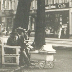 Fotokarte: KREFELD Ostwall mit
                                Hauptbahnhof, Leute; 1949 - 12,00 Eur