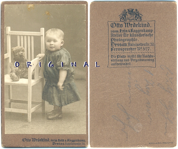 Uraltes kleines Kabinettfoto (Hartpappe): TEDDY & kleines Mädchen; ca. 1900 - 12,00 EUR